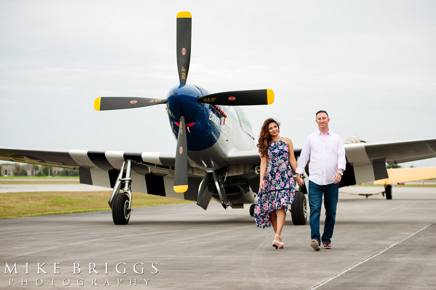 engagement-photos-at-an-airport-with-airplanes