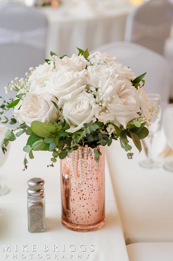 white-roses-for-memory-table